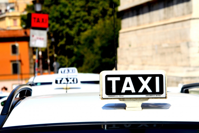 taxis-LA MARTRE-min_taxi_auto_rome_road_white-1051610